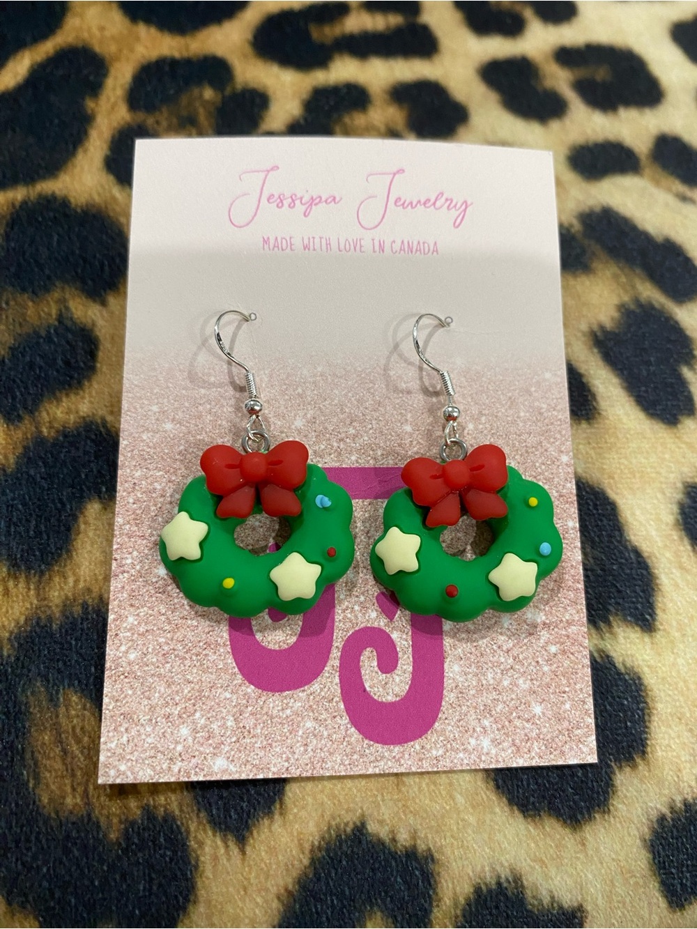 Jessipa Jewelry Green Christmas Wreath Earrings with Red Bows